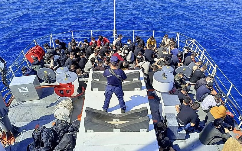 İzmir'de yelkenli teknede 87 düzensiz göçmen yakalandı