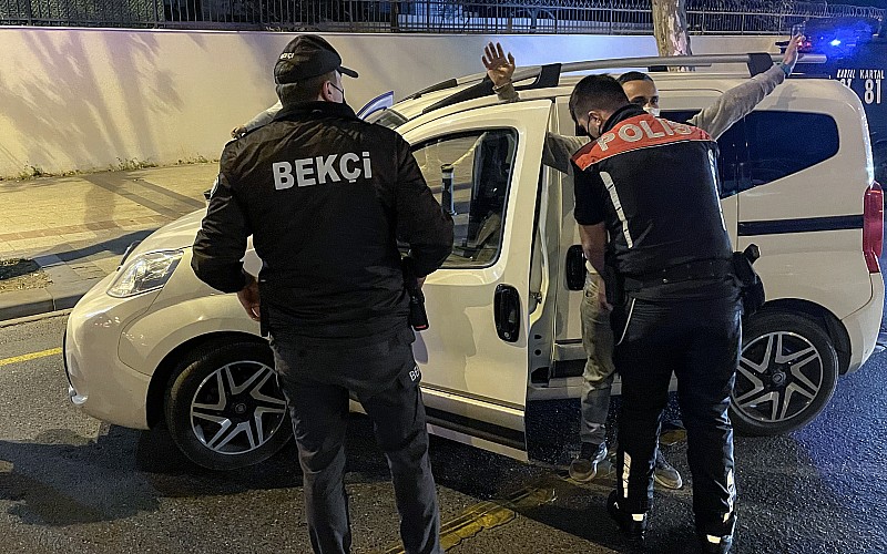 İstanbul'da polis, sürücüler ile yolculara yönelik denetimler yaptı