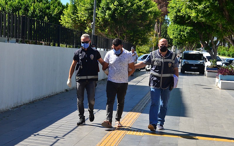 Antalya'da hurda minibüsü çekiciyle çalan 2 şüpheli tutuklandı