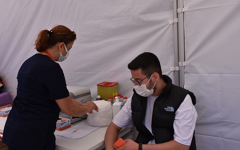 Bilecik Şeyh Edebali Üniversitesinde öğrencilere Kovid-19 aşısı uygulanıyor