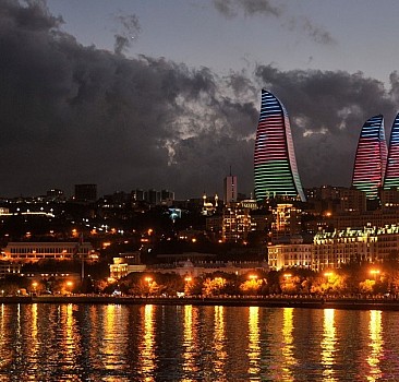 Bakü'nün ünlü yapıları şehitlerin anısına Azerbaycan bayrağının renklerine büründü