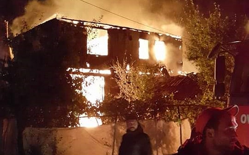 Karabük'te çıkan yangında tek katlı ev kullanılamaz hale geldi