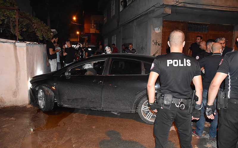 Adana'da "dur" ihtarına uymayan şüpheli kaza yapınca yakalandı