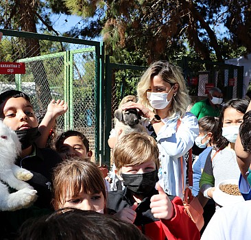 Gaziantep'te öğrenciler barınaktaki sokak hayvanlarını ziyaret etti
