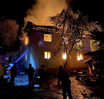 Karabük'te yanan iki katlı ahşap ev kullanılamaz hale geldi