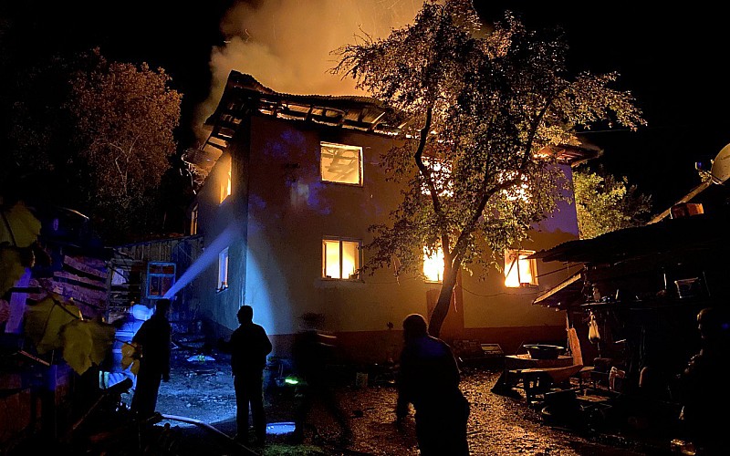 Karabük'te yanan iki katlı ahşap ev kullanılamaz hale geldi