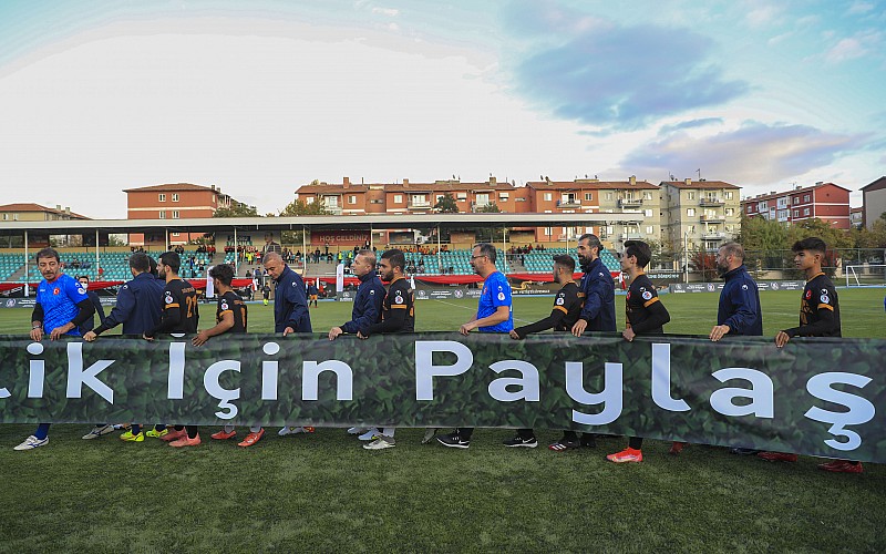 Gençlik ve Spor Bakanı Kasapoğlu, gençlerle futbol oynadı