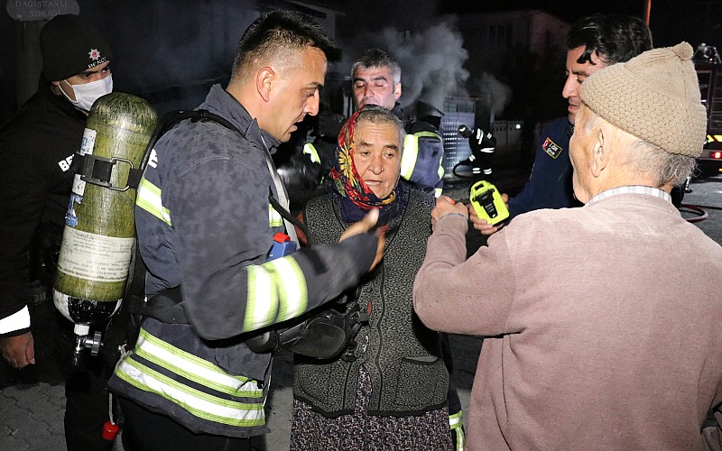 Bolu'da, yangından kurtarılan muhabbet kuşu polislere teslim edildi