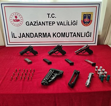 Gaziantep'te bir evde yapılan aramada ruhsatsız 3 tabanca ele geçirildi