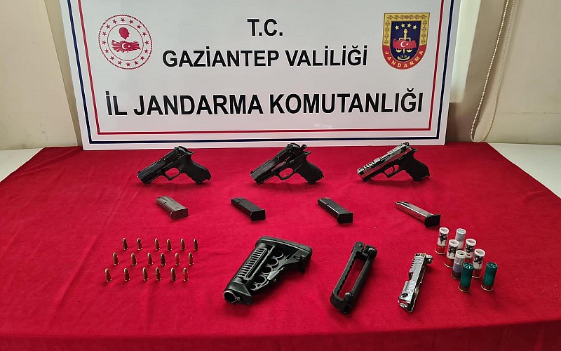 Gaziantep'te bir evde yapılan aramada ruhsatsız 3 tabanca ele geçirildi