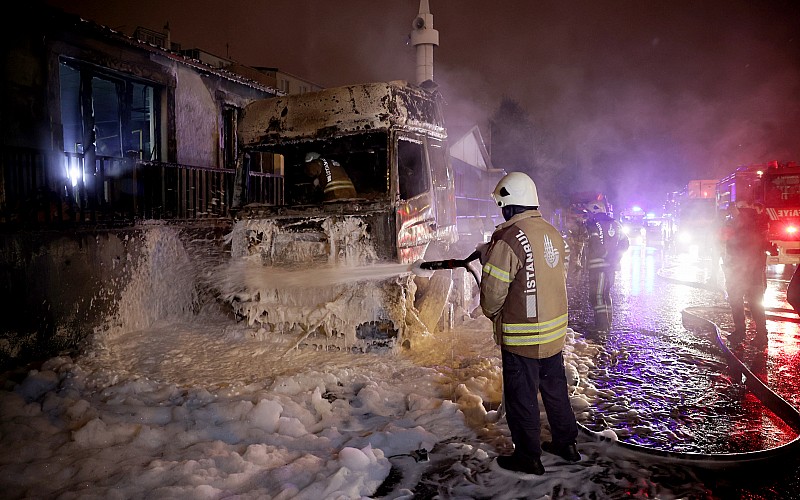 İstanbul'da park halindeki 2 tırda çıkan yangın hasara neden oldu