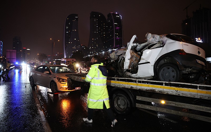 İstanbul'da tırla çarpışan otomobilde 1 kişi öldü, 1 kişi yaralandı