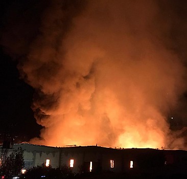 Kayseri'de kağıt fabrikasında çıkan yangına müdahale ediliyor