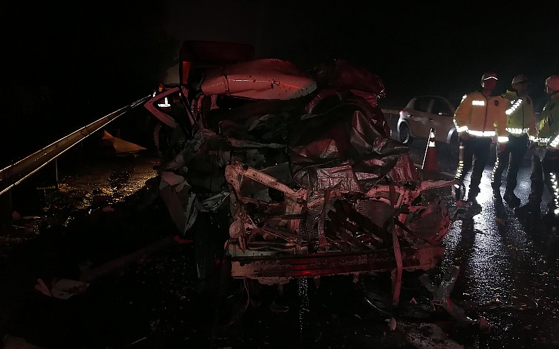 Anadolu Otoyolu'nda tırla çarpışan kamyonetin sürücüsü hayatını kaybetti