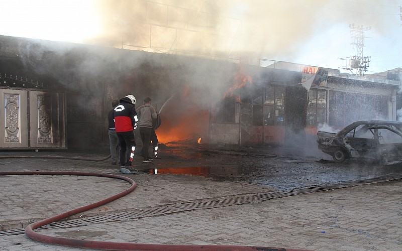 Van'da alev alan otomobildeki yangının sıçradığı 3 iş yeri hasar gördü