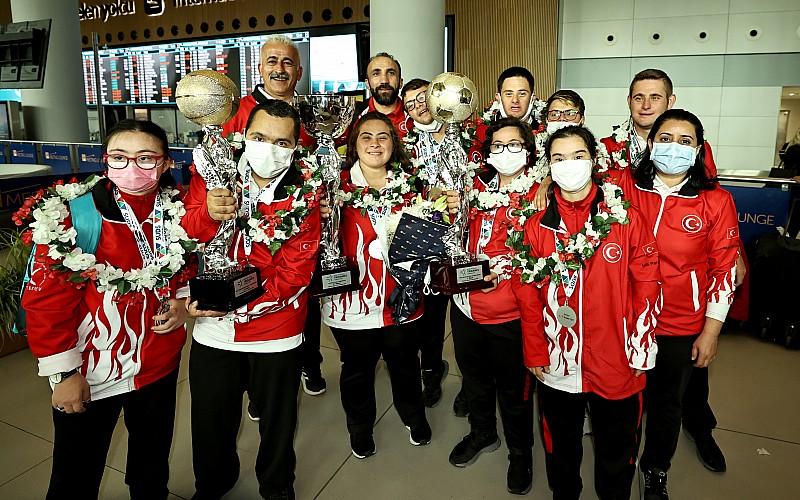 Down Sendromlular Avrupa Oyunları'na katılan özel sporcular İstanbul'a döndü