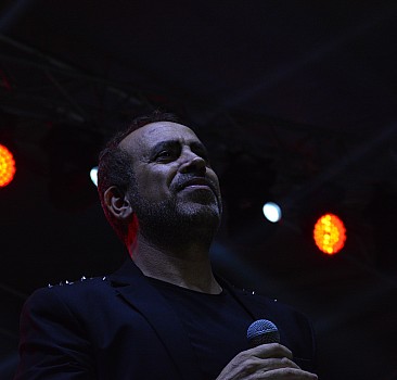 Rus Kızılordu Korosu ve Haluk Levent Bursa'da konser verdi