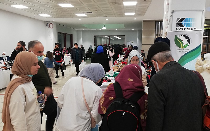 Arap kadınlar el emeği ürünlerini İstanbul'daki kermeste sergiledi
