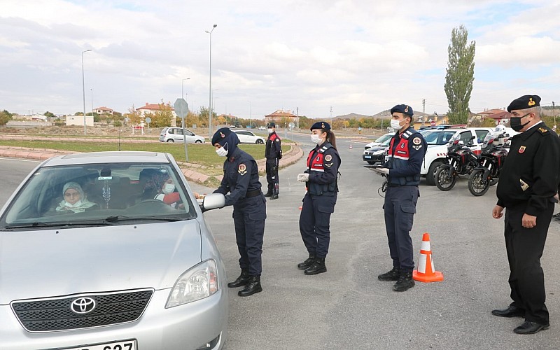 Kayseri'de jandarma trafik kontrolünde baklava ve çikolata ikram etti