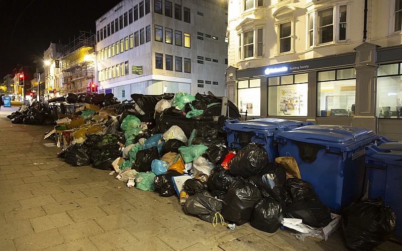 İngiltere'nin Brighton kentinde temizlik işçilerinin grevi nedeniyle çöp yığınları oluştu