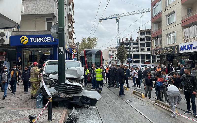 GÜNCELLEME - Zeytinburnu'nda panelvan ile tramvay çarpıştı