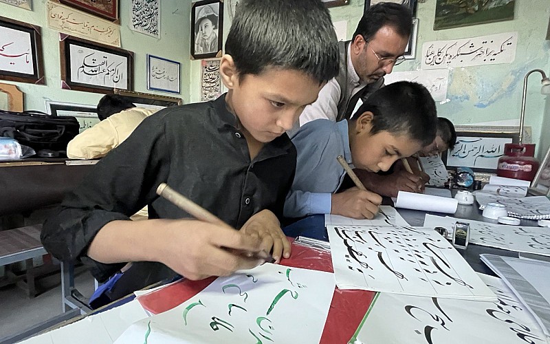Afganistan'daki zorluklara rağmen küçük hattatlar sanattan vazgeçmiyor
