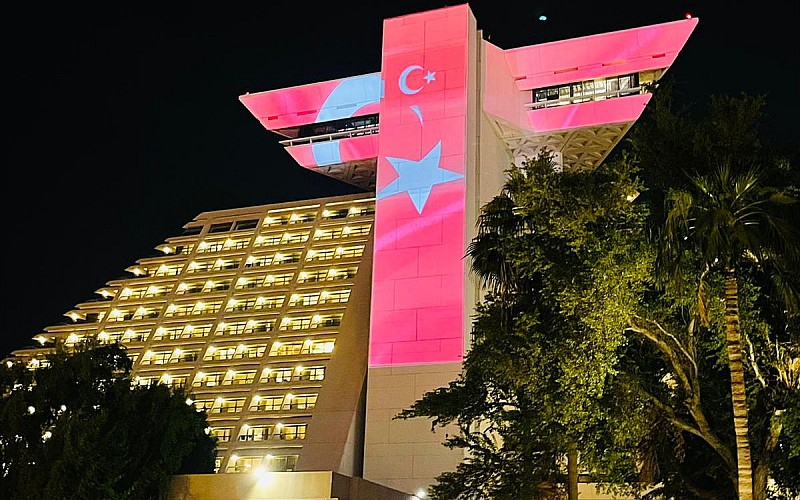 Katar'ın başkenti Doha'nın simge yapılarından Sheraton Oteli'ne Türk bayrağı yansıtıldı