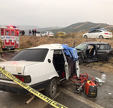 GÜNCELLEME - İzmir'de iki otomobilin çarpıştığı kazada 3 kişi öldü, 3 kişi yaralandı