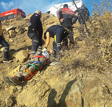 Adana'da şarampole devrilen otomobilin sürücüsü öldü, 2 kişi yaralandı
