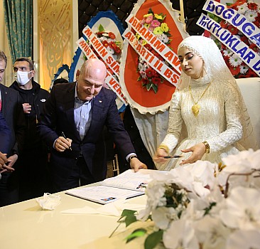 İçişleri Bakanı Süleyman Soylu, Muş'ta evlenen çifte nikah şahitliği yaptı: