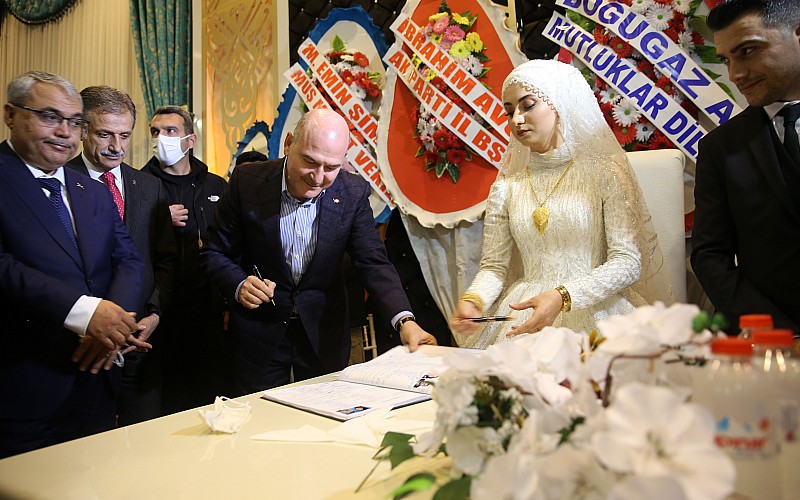 İçişleri Bakanı Süleyman Soylu, Muş'ta evlenen çifte nikah şahitliği yaptı: