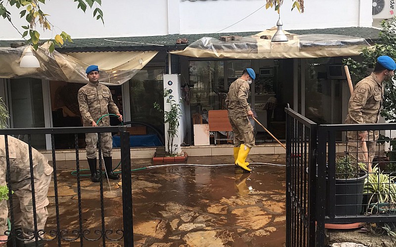 Muğla'da komandolar sağanaktan etkilenen evleri temizledi