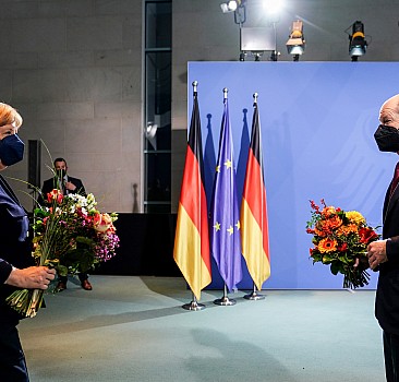 Merkel görevini Başbakan Scholz'a devretti