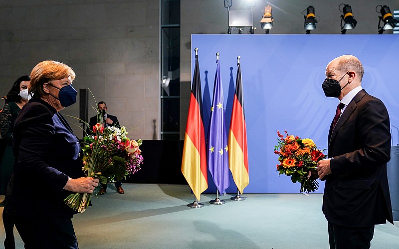 Merkel görevini Başbakan Scholz'a devretti