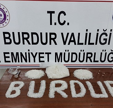Burdur'da uyuşturucu operasyonunda yakalanan 3 zanlıdan biri tutuklandı