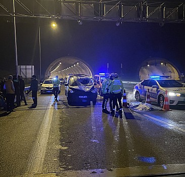 İzmir'de otoyolda hafif ticari aracın çarptığı yaya öldü