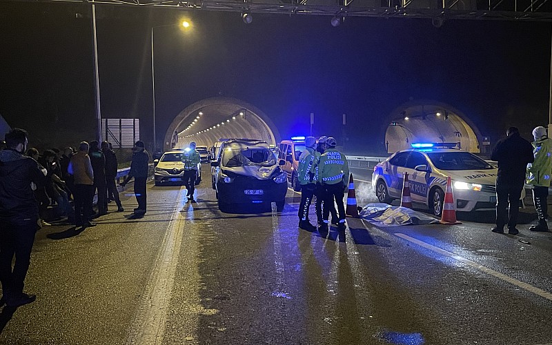 İzmir'de otoyolda hafif ticari aracın çarptığı yaya öldü