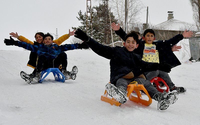Kars'ta okulların tatil olmasını fırsata çeviren çocuklar kızak keyfi yaşadı