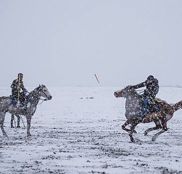 Kars'ta kış aylarının eğlencesi "kar üstünde atlı cirit" heyecanı başladı