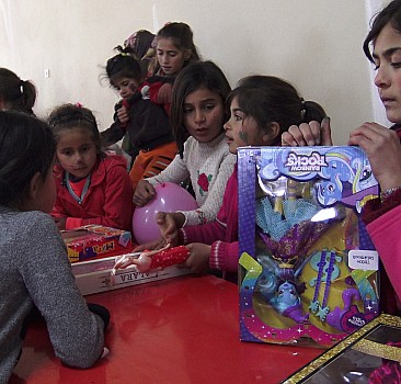 Kars'ın köylerindeki çocuklara binlerce oyuncak dağıttı