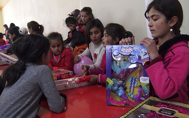 Kars'ın köylerindeki çocuklara binlerce oyuncak dağıttı