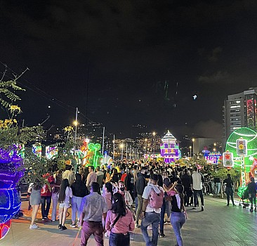 Kolombiya'nın Medellin kenti yeni yıl öncesi ışıklarla donatıldı