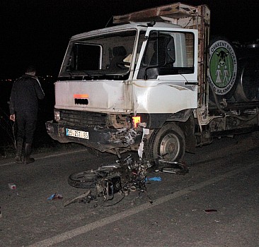 İzmir'de süt kamyonu ile çarpışan motosikletin sürücüsü hayatını kaybetti