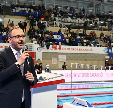 Gençlik ve Spor Bakanı Kasapoğlu, Gaziantep'te yüzme şampiyonasını izledi: