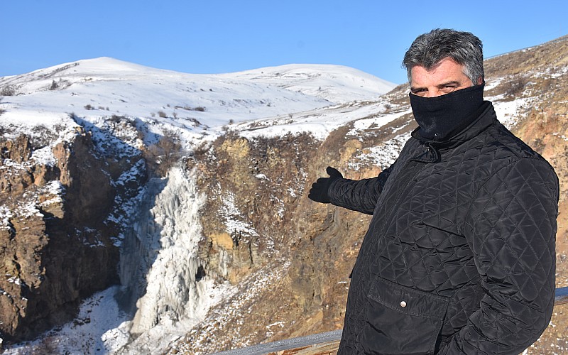 Kars'taki Susuz Şelalesi soğuk havanın etkisiyle dondu