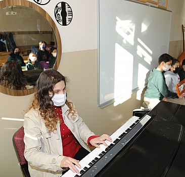 Görme engelli müzik öğretmeni öğrencilerine rol model oluyor
