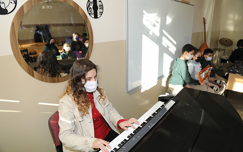 Görme engelli müzik öğretmeni öğrencilerine rol model oluyor