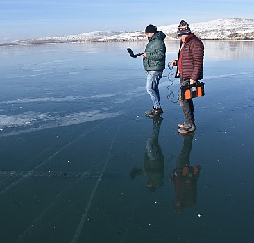 Çıldır Gölü'nde buz kalınlığı 15 santimetreye ulaştı