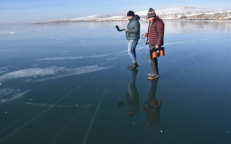 Çıldır Gölü'nde buz kalınlığı 15 santimetreye ulaştı