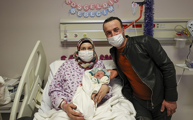 Bakan Yanık, başkentte yeni yılın ilk bebeğini ziyaret etti